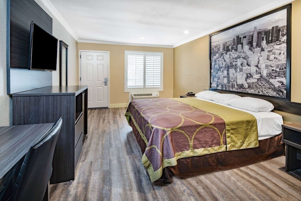 Super 8 by Wyndham North Hollywood 1
