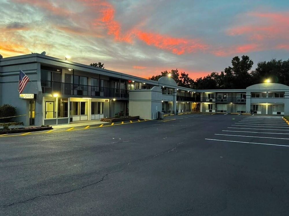 Days Inn & Suites by Wyndham Dayton North 1
