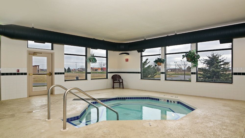 Holiday Inn Express & Suites FORT ATKINSON by IHG 1