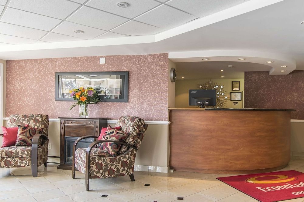 Econo Lodge 2