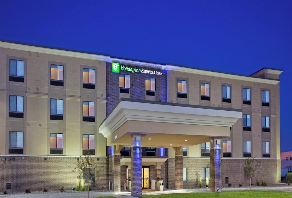 Holiday Inn Express & Suites LINCOLN AIRPORT by IHG 1