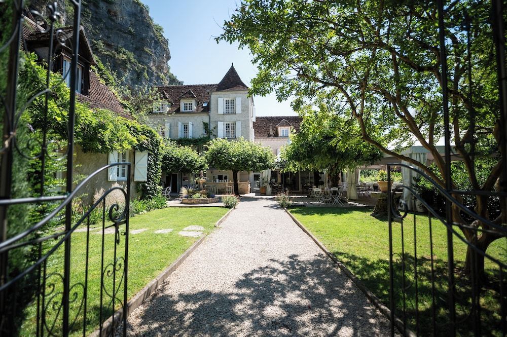 Logis Hôtels - Hôtel Restaurant Domaine Les Falaises 1