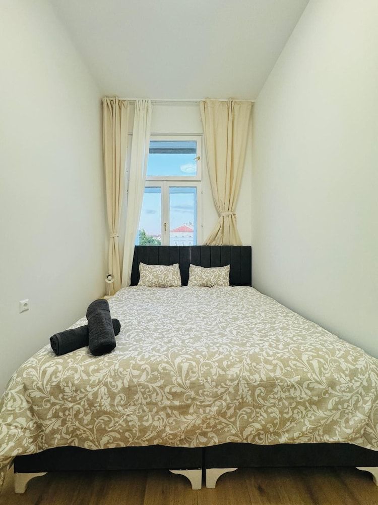 Stylish 4BR Apt Near Westbahnhof 1