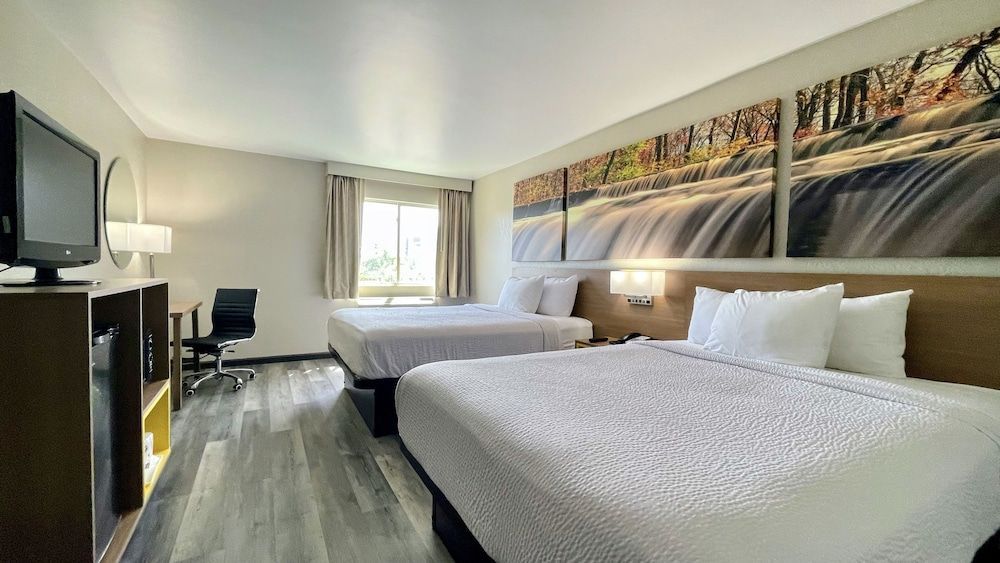 Days Inn by Wyndham Columbus IN 1