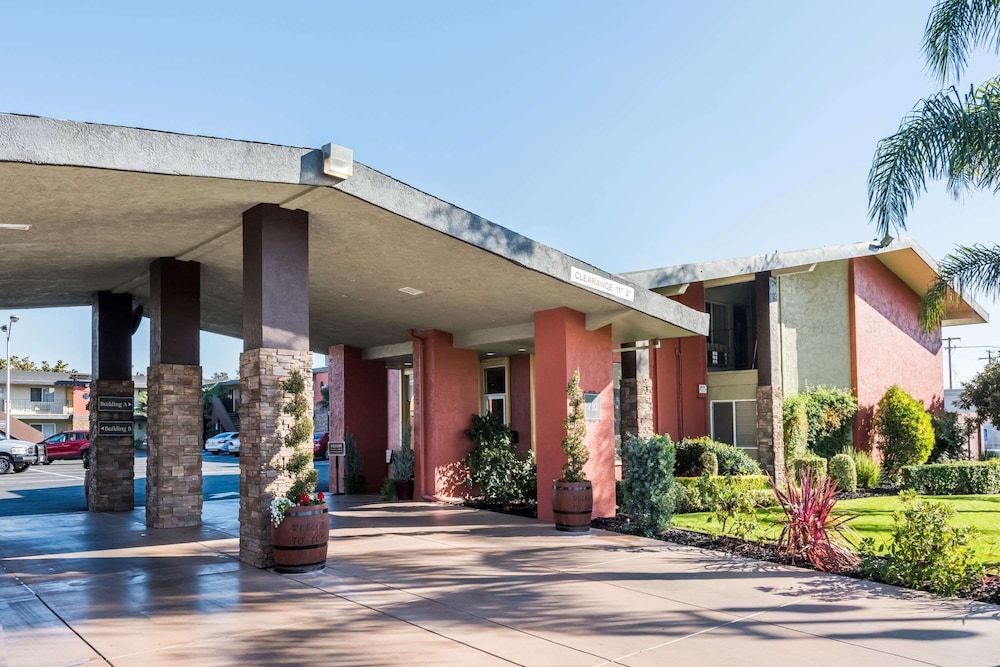 Days Inn & Suites by Wyndham Lodi 1