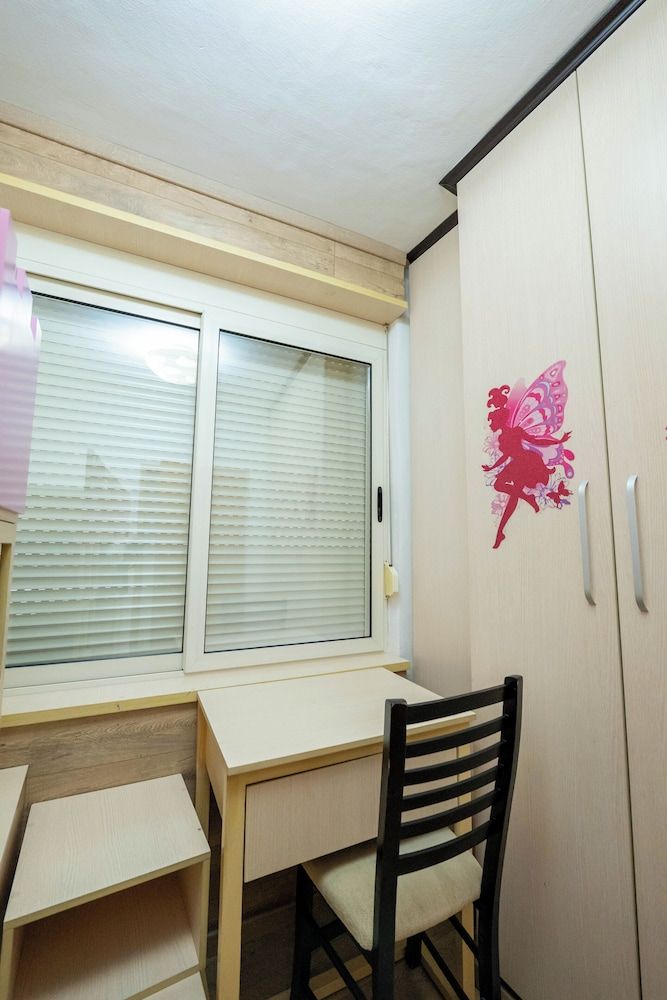 Tirent Apartment - Spacious 2-Bedroom Stay Near Liqeni i Thatë 2