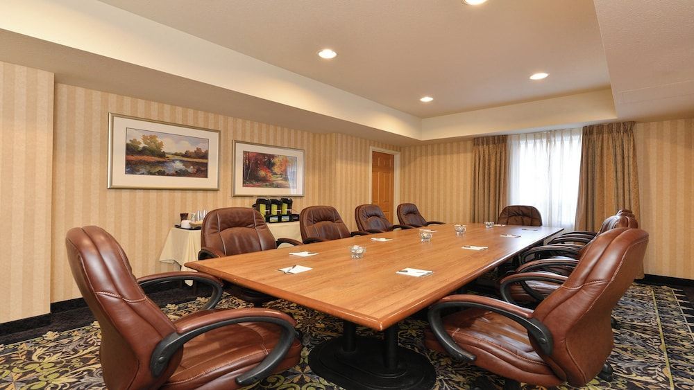 Staybridge Suites CALGARY AIRPORT by IHG 1