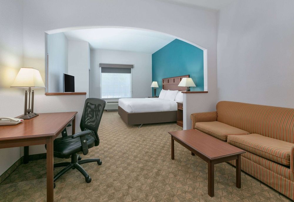 Baymont Inn & Suites by Wyndham Glen Rose 1