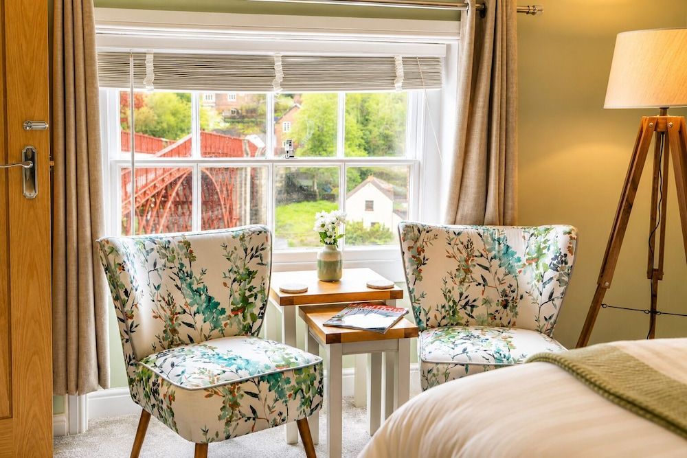 Bridgeside Rooms 1