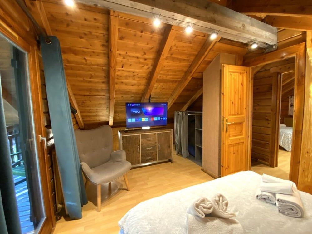 LE RENNE Chalet en bois au calme avec SPA Jacuzzi 2