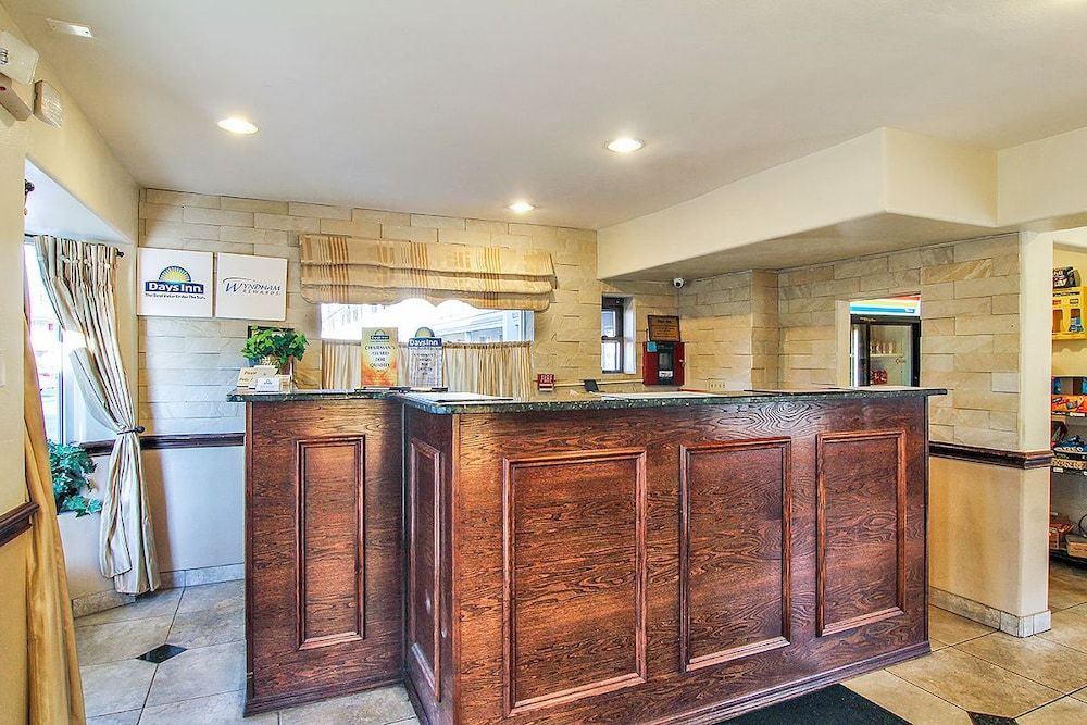 Days Inn by Wyndham Market Center Dallas Love Field 2