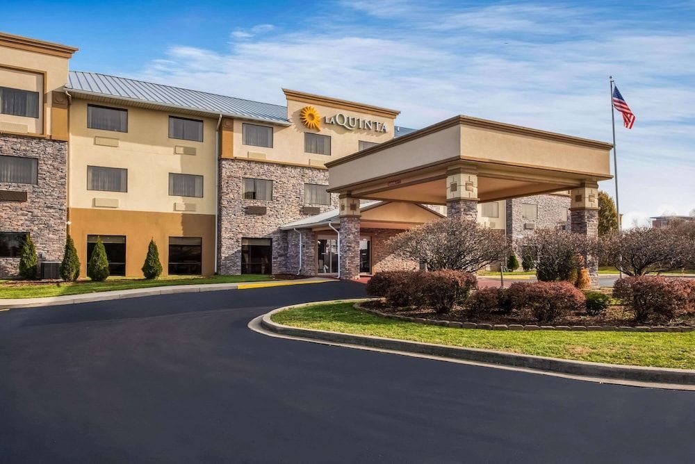 La Quinta Inn & Suites by Wyndham Fairborn Wright-Patterson 1