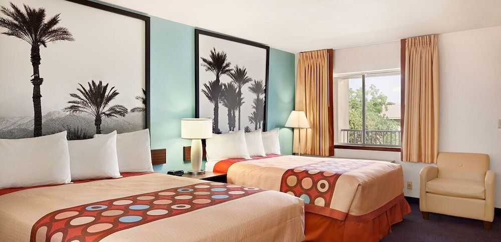 Super 8 by Wyndham Indio 2