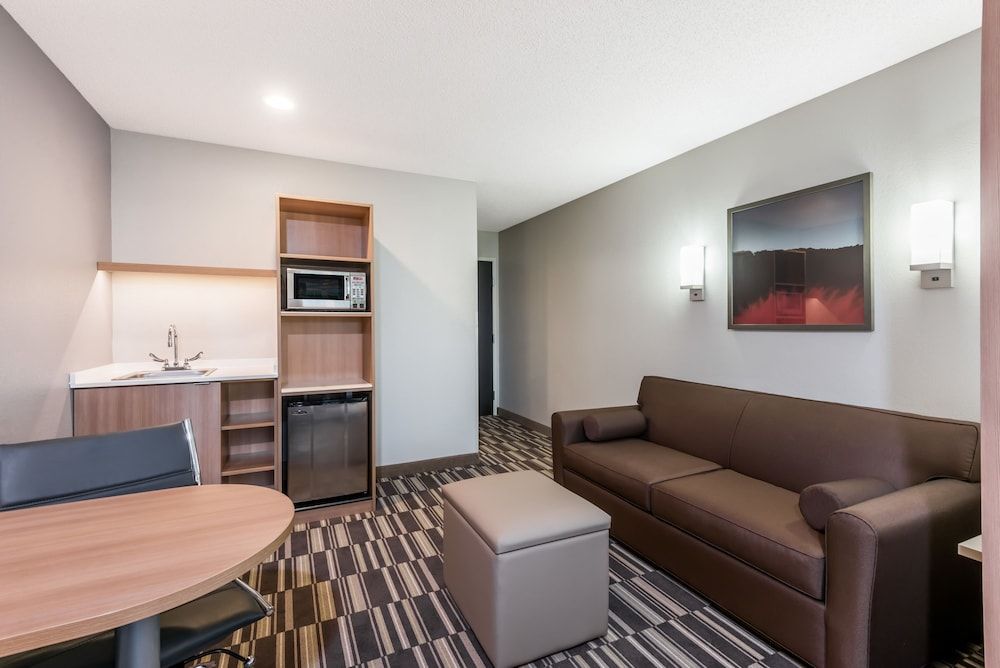 Microtel Inn & Suites by Wyndham New Martinsville 2