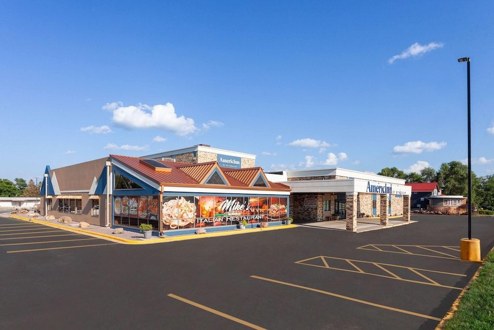 AmericInn & Suites by Wyndham Baraboo Event Center 1