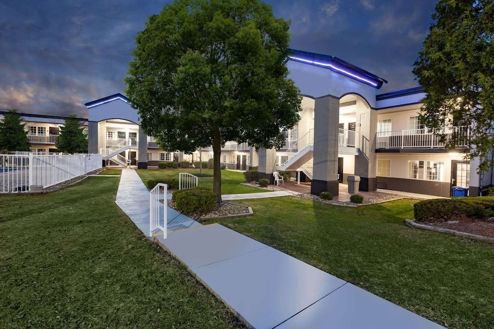 Days Inn by Wyndham Austintown 1