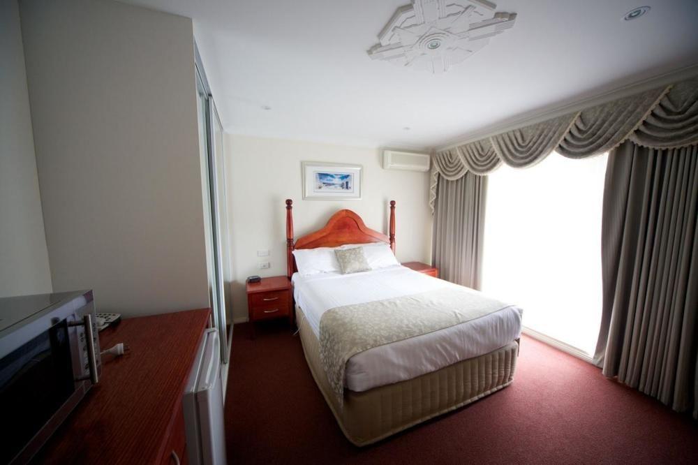 Sanctuary House Resort Motel 2