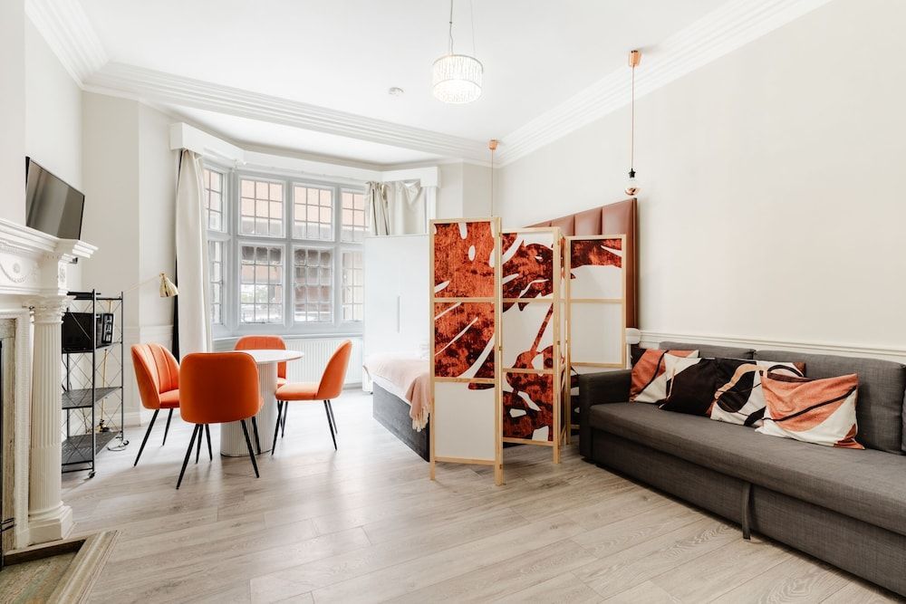 Apts in the Heart of High st Kensington 2