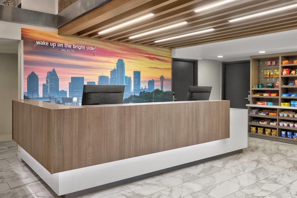 La Quinta Inn & Suites by Wyndham Dallas I-35 Walnut Hill Ln 2