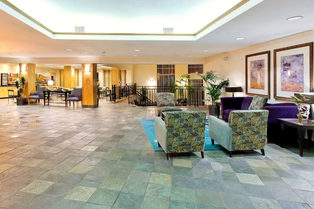 Holiday Inn Express & Suites SAN ANTONIO RIVERCENTER AREA by IHG 2