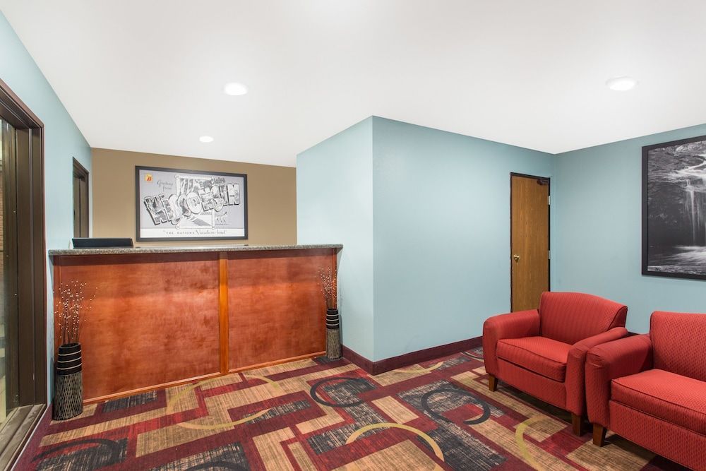 Super 8 by Wyndham Eau Claire I-94 2