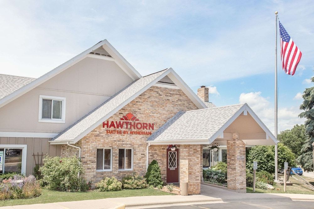 Hawthorn Extended Stay by Wyndham Green Bay 1