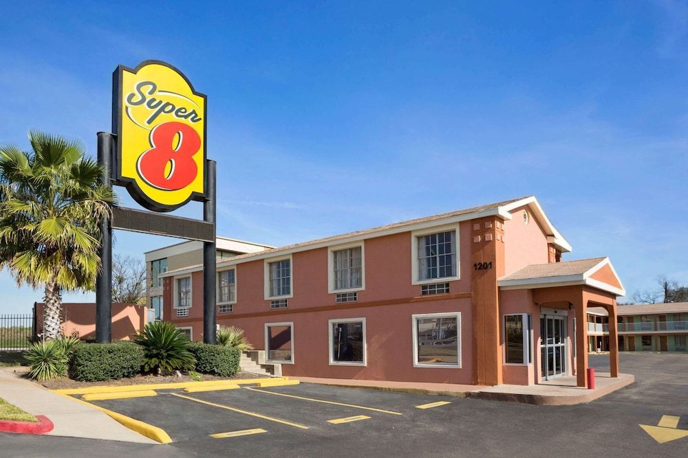 Super 8 by Wyndham Austin Downtown/Capitol Area 1