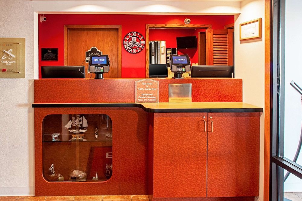 Econo Lodge Menomonie On The Bay 2