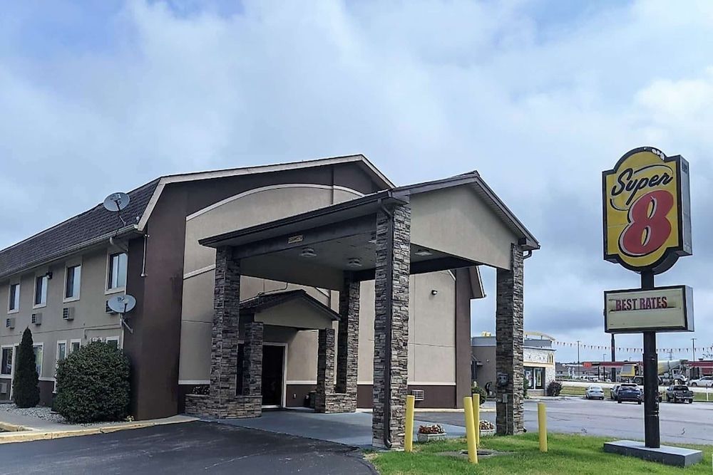 Super 8 by Wyndham Shelbyville 1