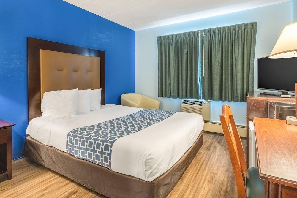 Econo Lodge Inn & Suites Windsor Locks Bradley Airport 1
