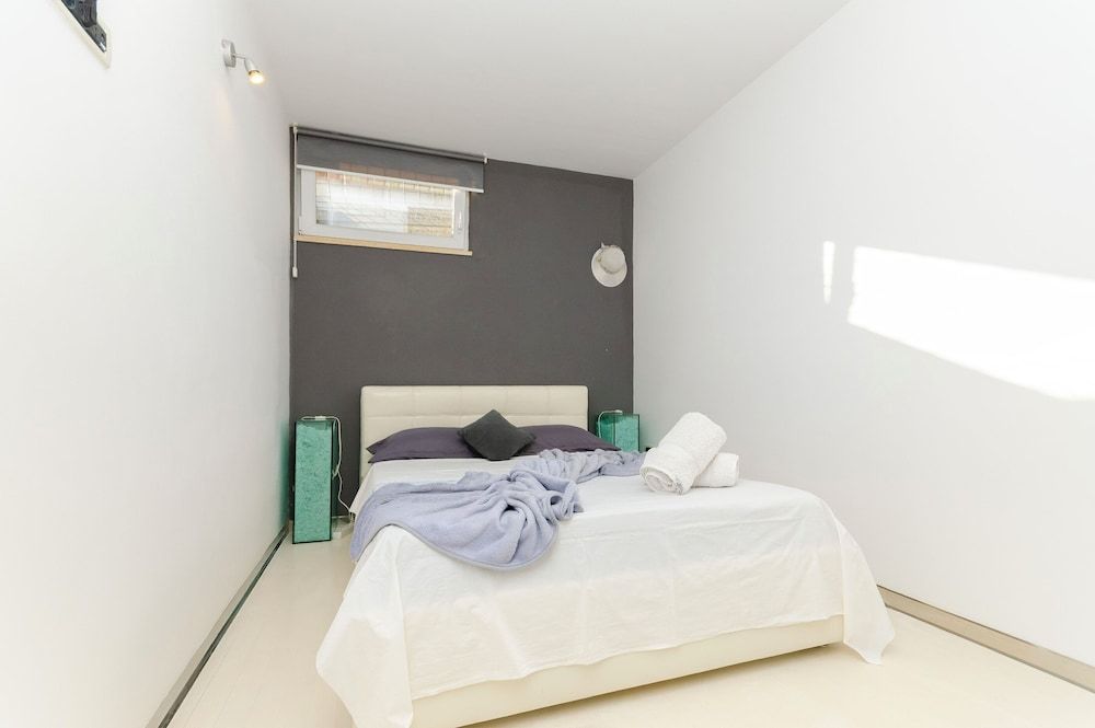 Apartment Black star 2