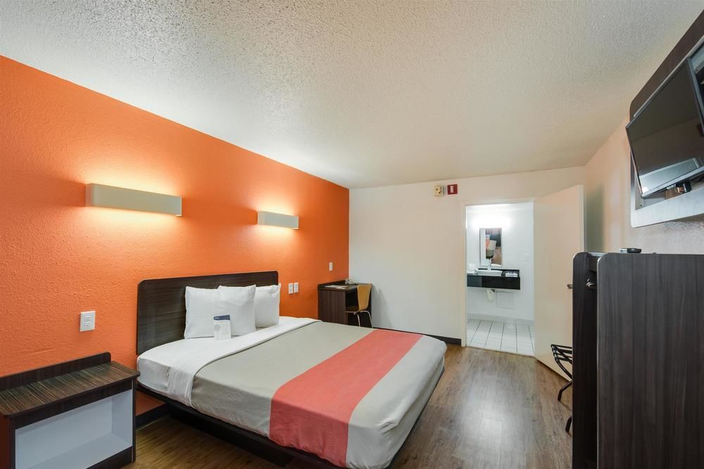 MOTEL 6 2