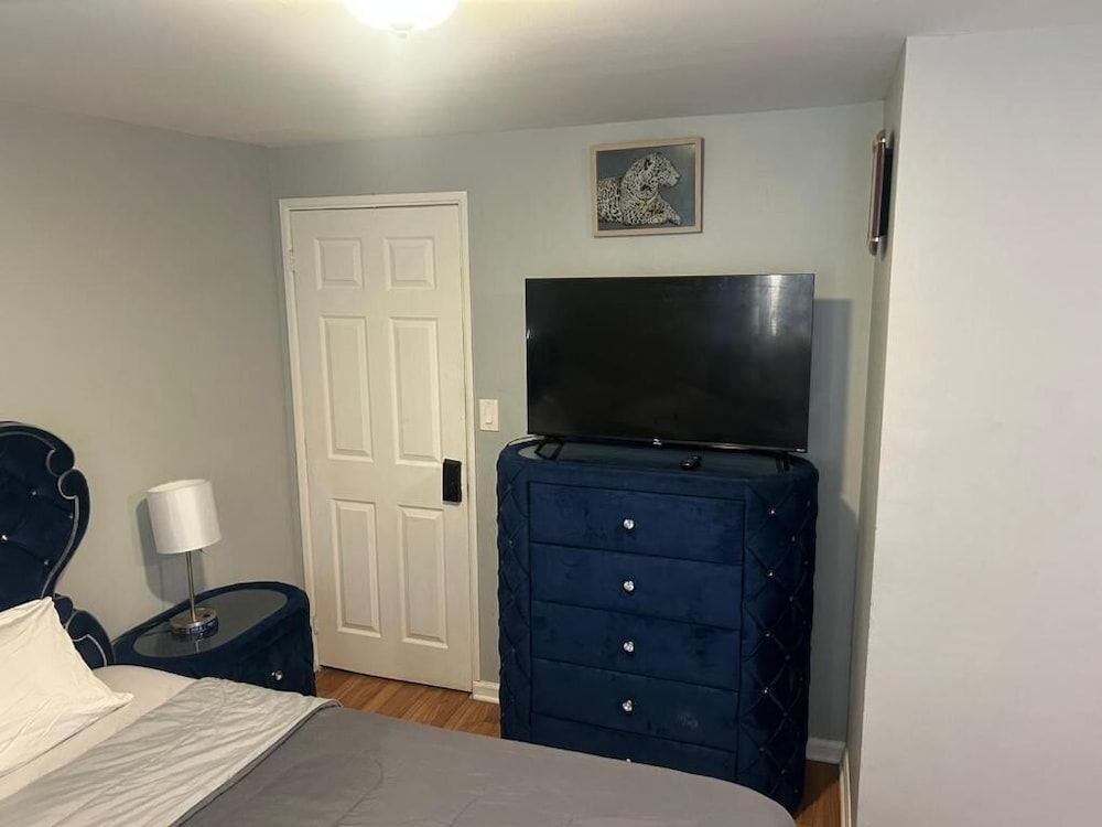 Grove 3- King Bed with Private Bathroom 1