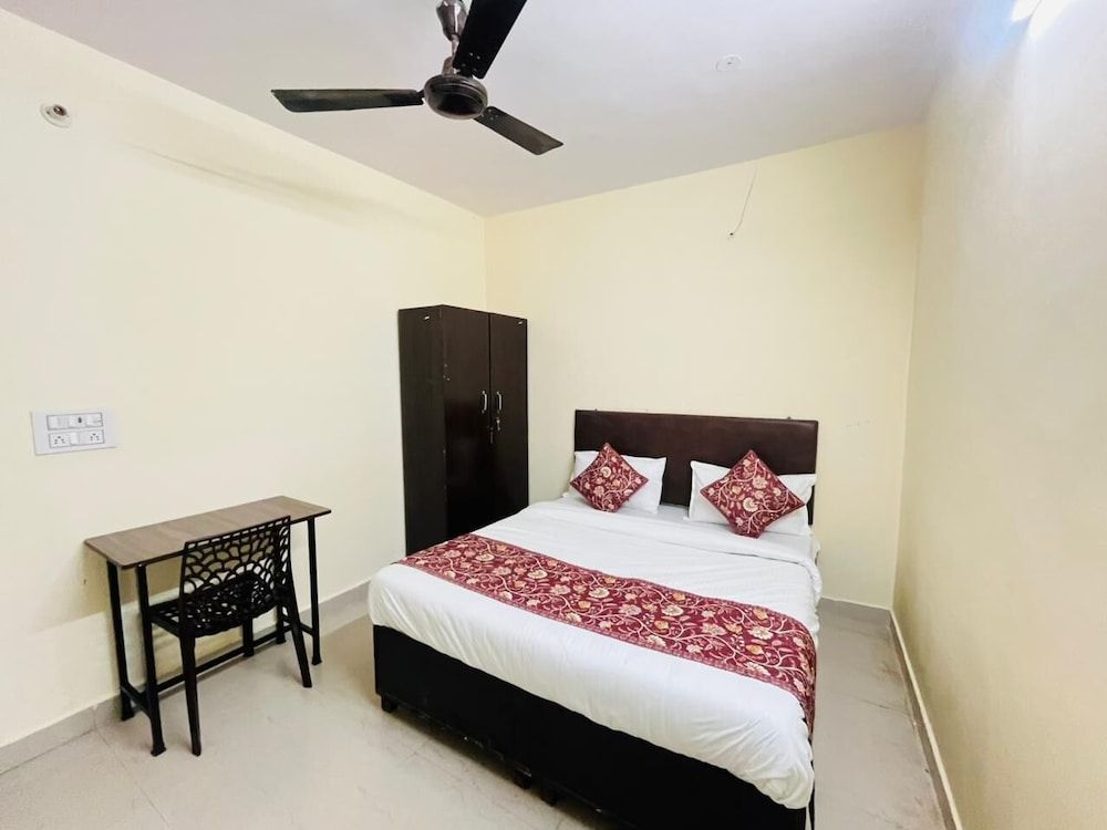 Roomshala Hotel Crown 2
