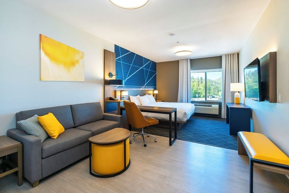 Comfort Suites Kelowna 1