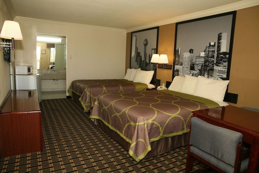 Super 8 by Wyndham Tyler TX 2