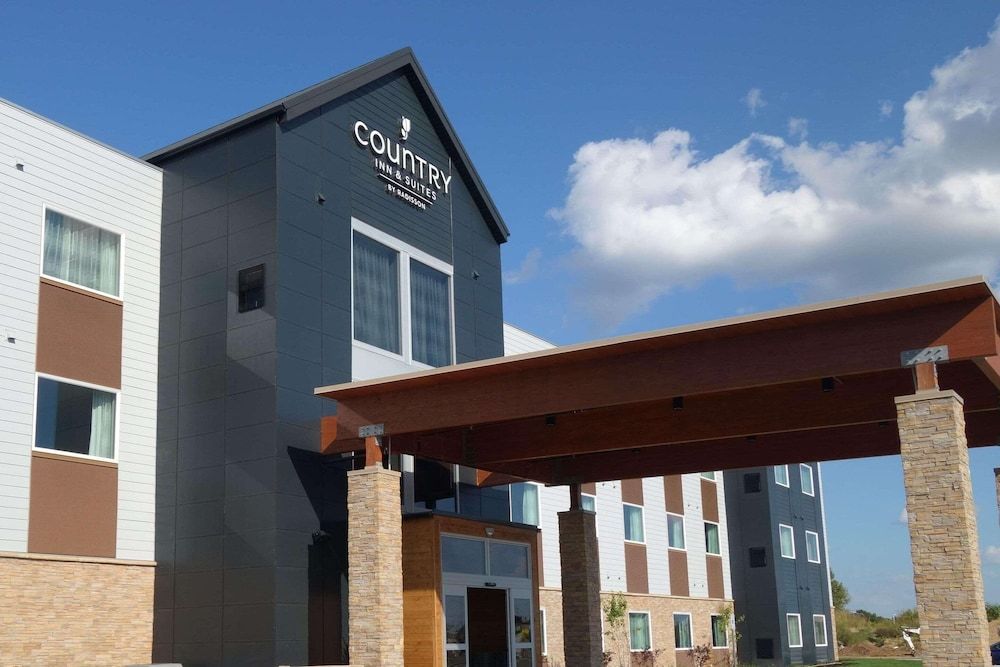 Country Inn & Suites by Radisson, Ft Atkinson, WI 1