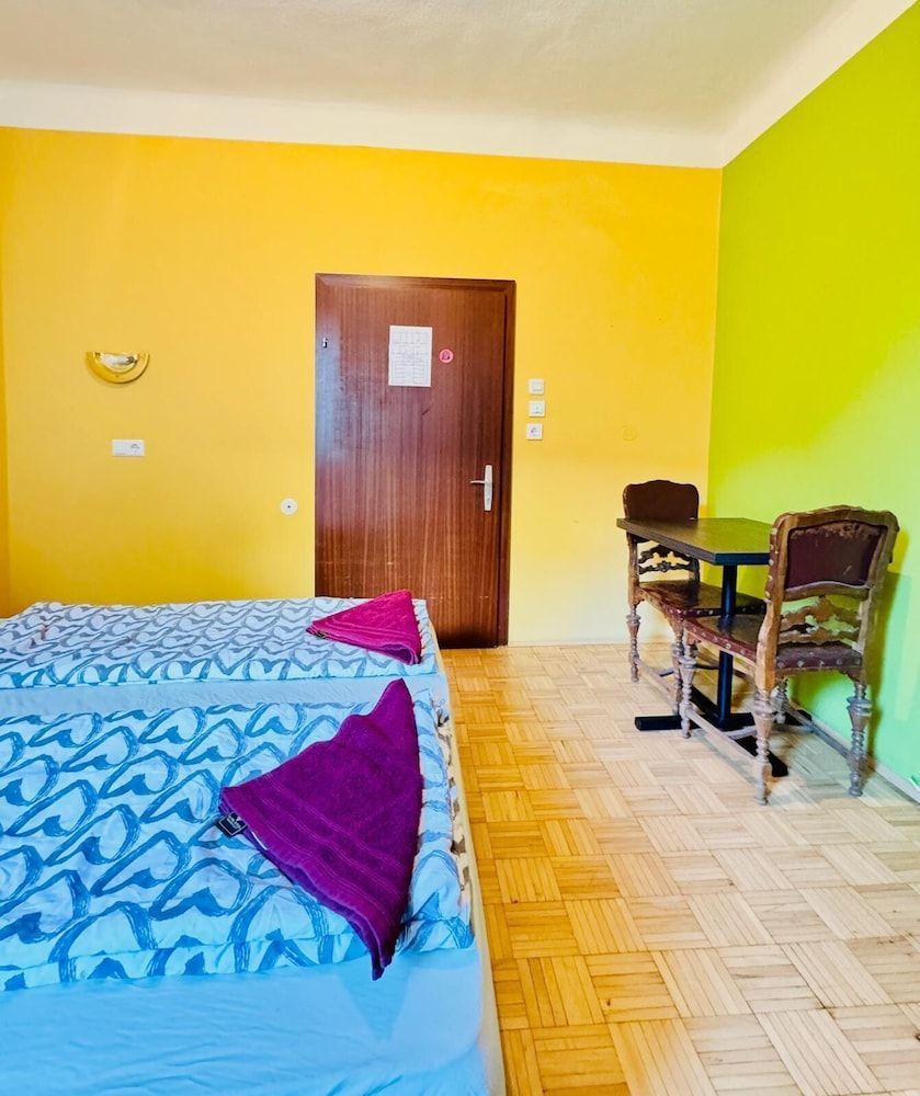 Affordable Central Rooms Near U3 2