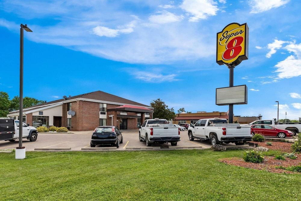 Super 8 by Wyndham Watertown WI 1