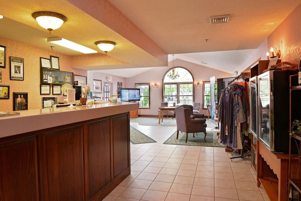 OurGuest Inn & Suites Downtown Port Clinton 2