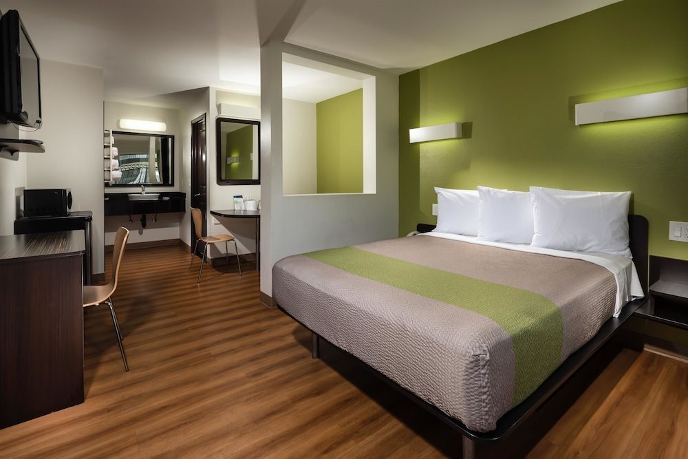 Motel 6 Canoga Park 2