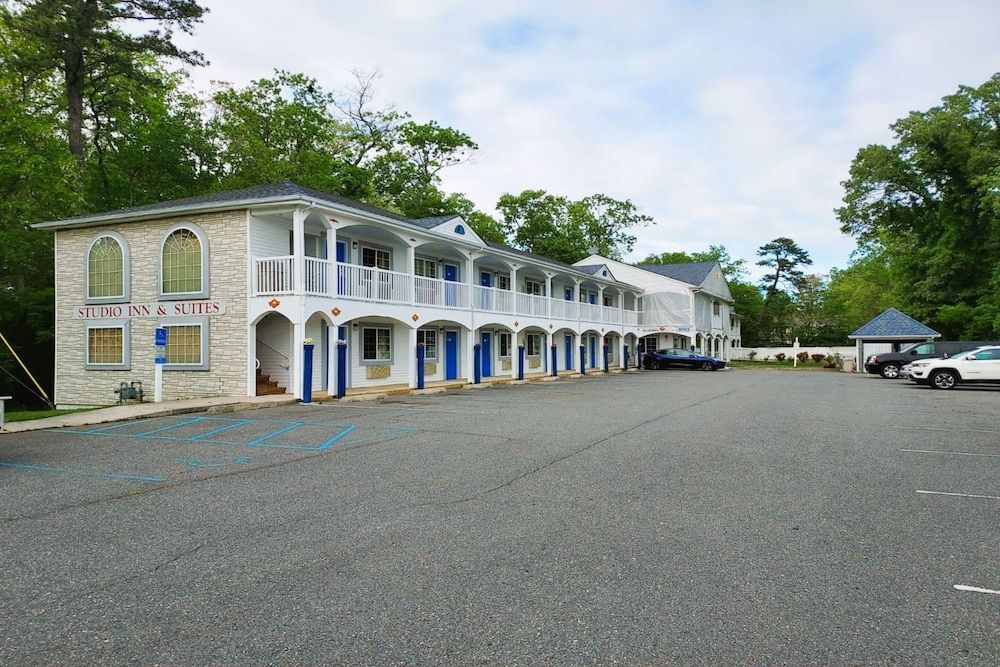 Studio Inn and Suites 1