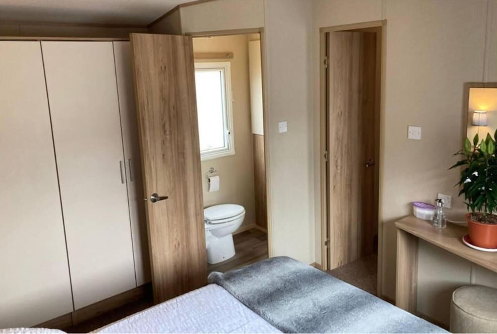 Luxury 2 Bedroom Holiday Home on Beachside Park 2