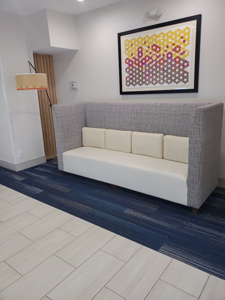 Holiday Inn Express & Suites SAN ANTONIO WEST-SEAWORLD AREA by IHG 2