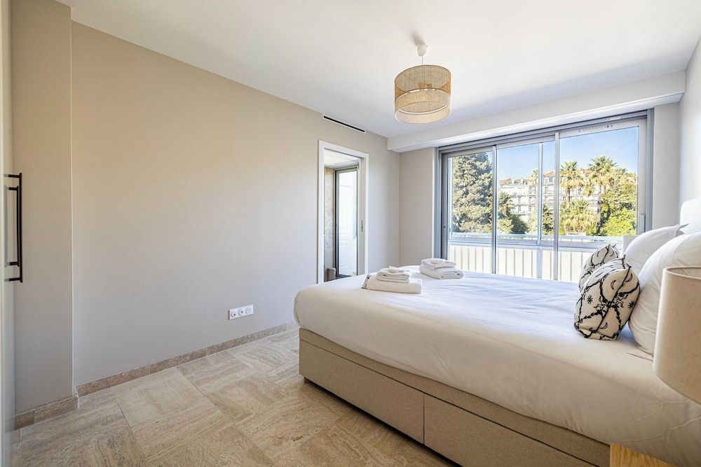 Bright Apartment With Sea View 2