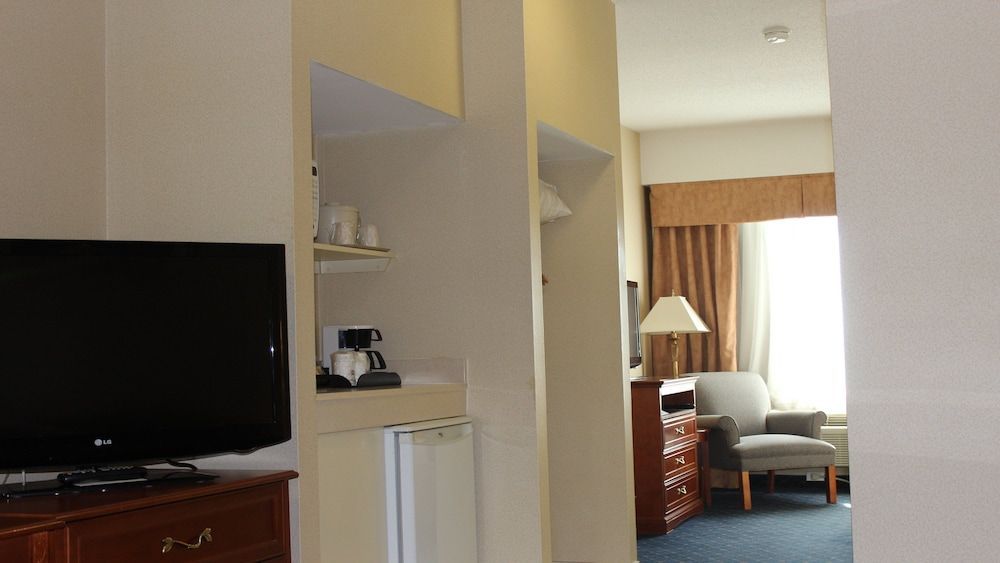 Holiday Inn Express & Suites BARRIE by IHG 2