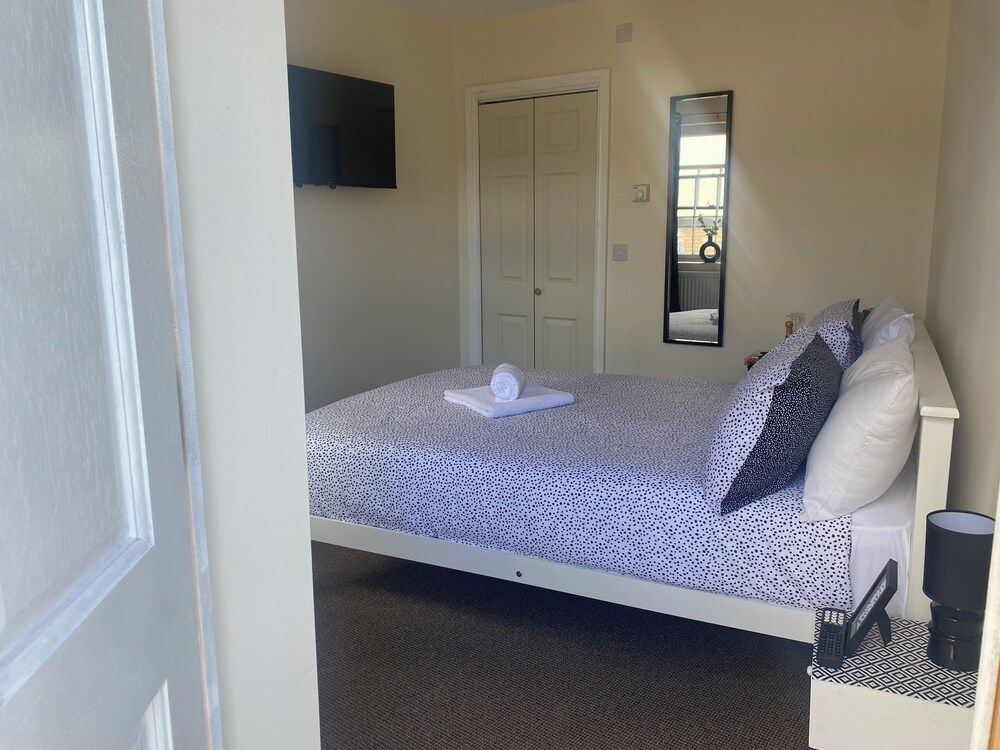 Prince Of Wales Rooms 2