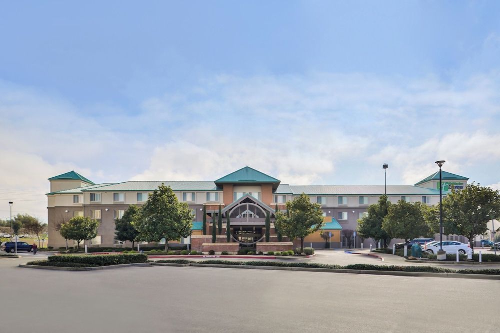 Holiday Inn Express & Suites ELK GROVE CENTRAL - HWY 99 by IHG 1