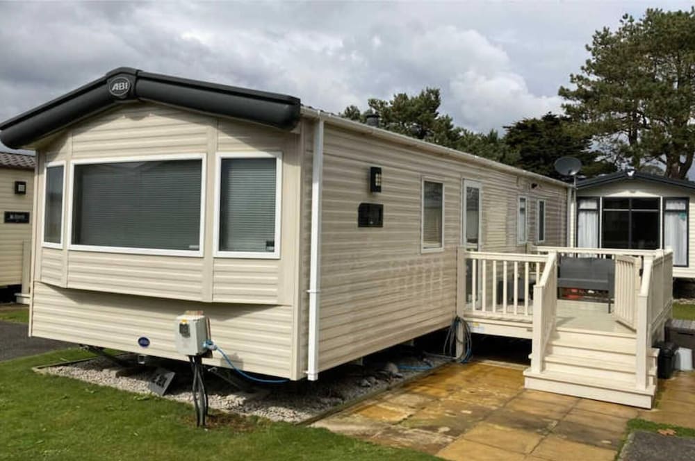 Luxury 2 Bedroom Holiday Home on Beachside Park 1
