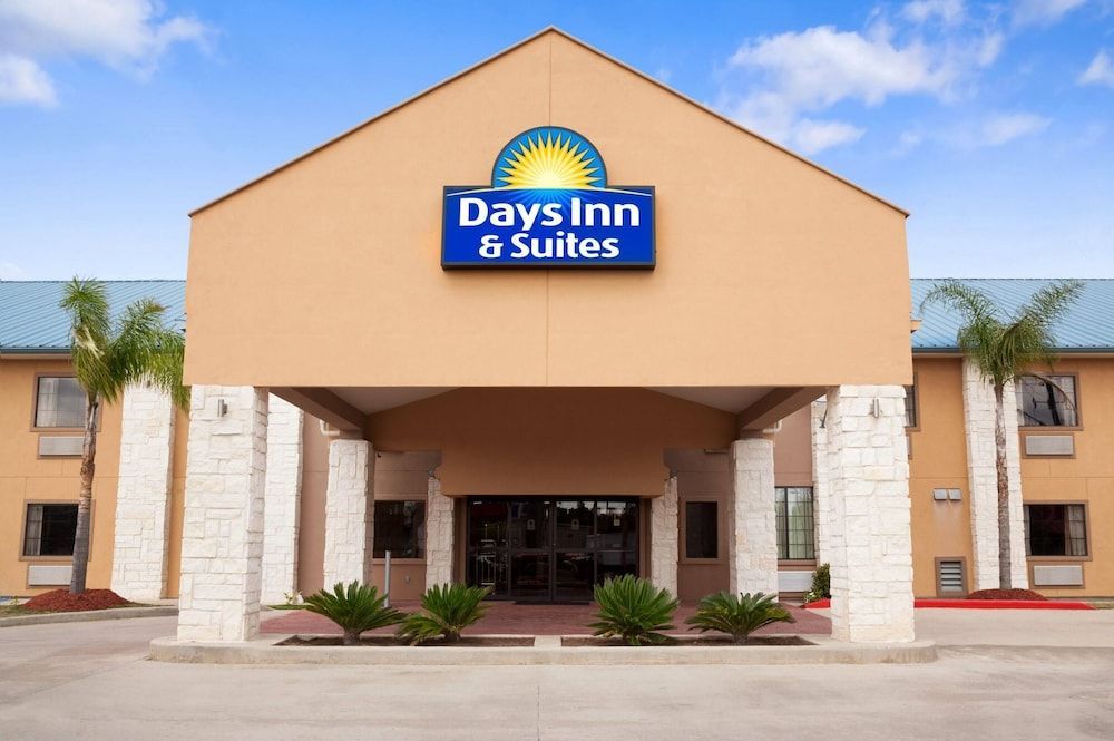 Days Inn & Suites by Wyndham Conroe North 1